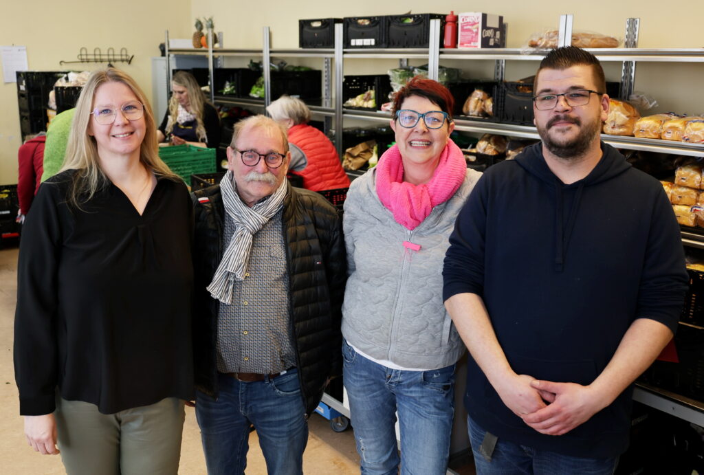 Über die Spende von Buchautorin Yvonne Kraus (links) freuten sich (v.l.) Mechernichs Tafel-Vorsitzender Wolfgang Weilerswist, Tafel-Kassiererin Manuela Pütz und Tafel-Geschäftsführer Tim Achnitz. Foto: Steffi Tucholke/pp/Agentur ProfiPress