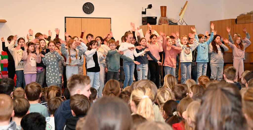Voller Stolz sangen und tanzten ein Teil der Kinder ihr Schullied. Foto: Henri Grüger/pp/Agentur ProfiPress