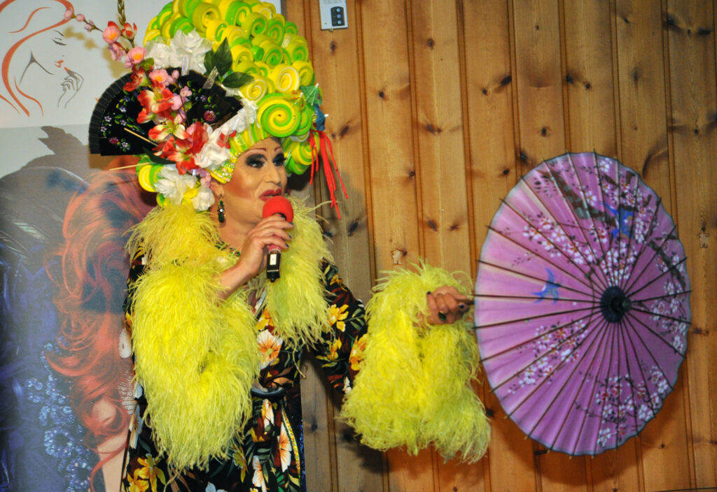 Für seine Shows verfügt René Berlin über einen riesigen Fundus von schmucken Kostümen. Foto: Reiner Züll/pp/Agentur ProfiPress