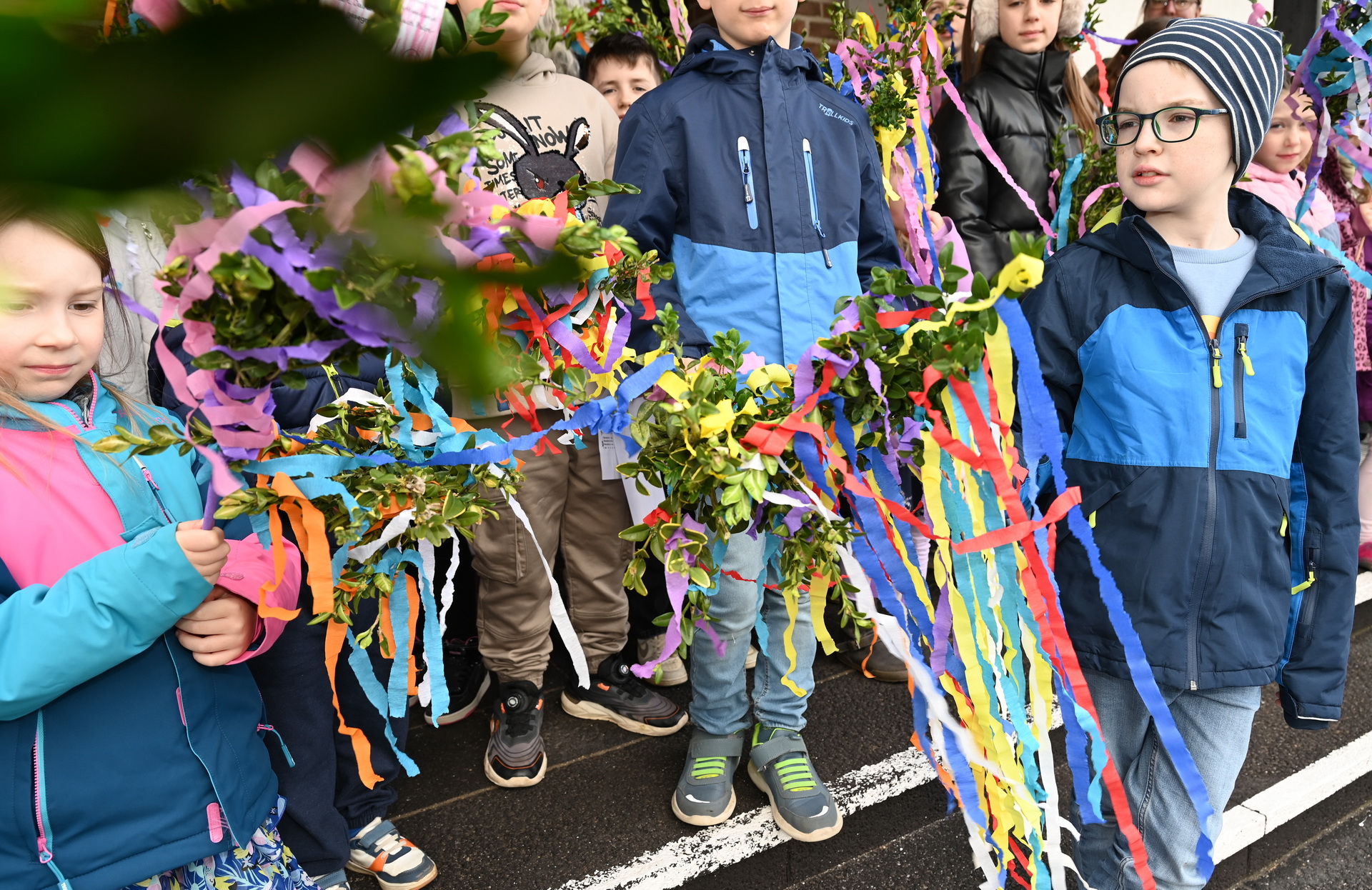 Wie seit vielen Jahren bereiteten sich Mechernicher Kinder im Johanneshaus auch Palmsonntag 2026 wieder auf den eigentlichen Gottesdienst vor, in dem sie tolle Palmsträuße für die Prozession bastelten. Foto: Manfred Lang/pp/Agentur ProfiPress