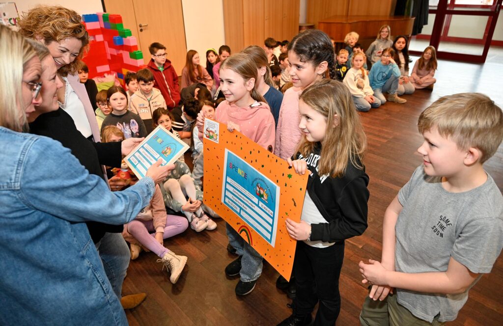 Ein großer Scheck, der zu Tränen rührte. Foto: Henri Grüger/pp/Agentur ProfiPress