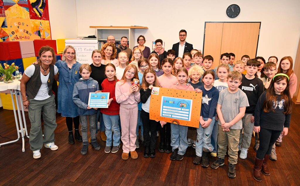 Stolze 10.800 Euro überreichten Kinder der Grundschule Kommern an den Förderkreis Bonn, der Familien mit krebskranken Kindern und Jugendlichen unterstützt. Foto: Henri Grüger/pp/Agentur ProfiPress