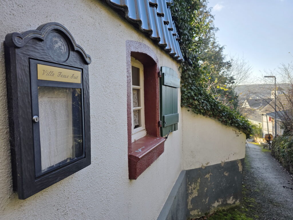Ein bemerkenswert schönes und verträumtes Fachwerkhäuschen steht in Mechernich im Treppen-Ab- und Aufgang zwischen alter und neuer Pfarrkirche. „Villa Feuse Jret“ hat die Besitzerfamilie nicht ohne Ironie auf einen kleinen Aushangkasten am Gebäude gravieren lassen. Foto: Manfred Lang/pp/Agentur ProfiPress