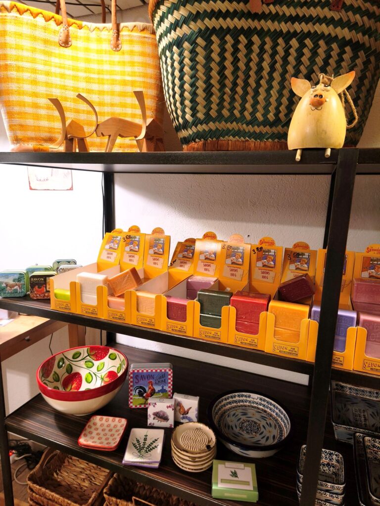 Nicht nur Wein: Auch Feines aus Korb oder Porzellan, duftende Seifen und Deko-Artikel findet man beim Stöbern im Lädchen. Foto: Kerstin Rottland/pp/Agentur ProfiPress