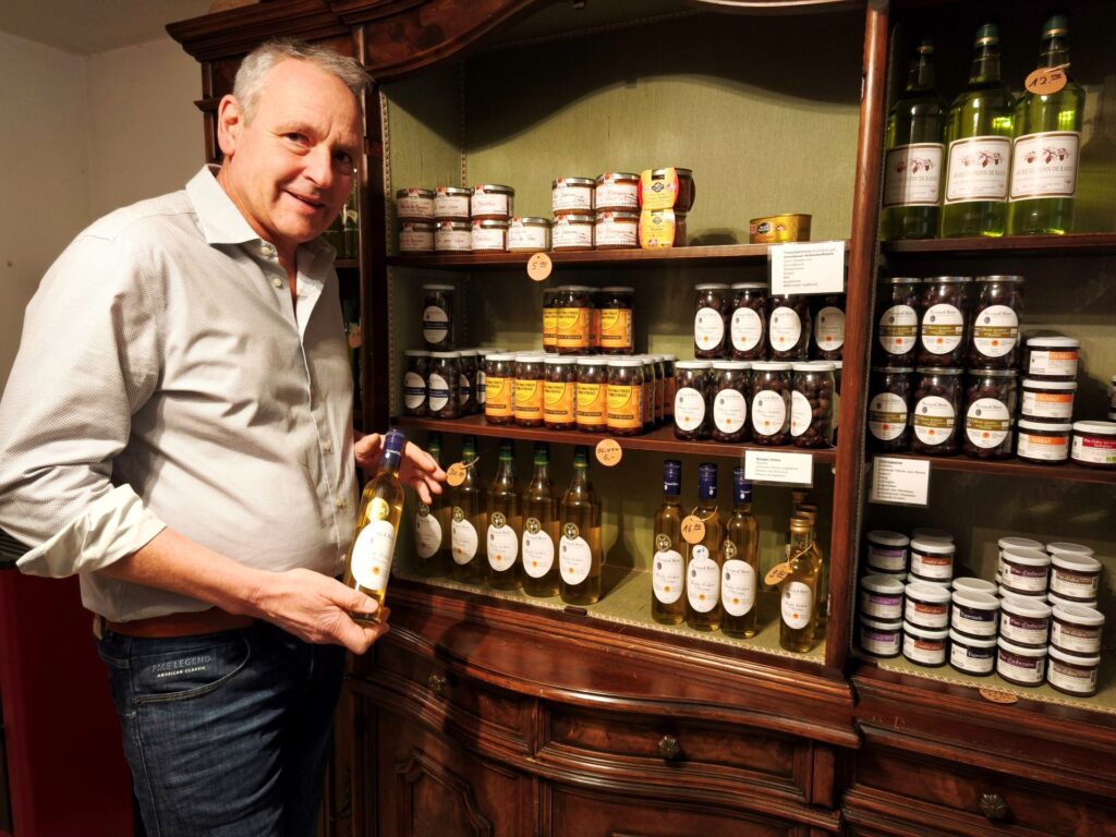 Besonders beliebt bei der Stamm-Kundschaft: Olivenöl und Bortaufstriche wie die dunkle „Tapenade“ aus Südfrankreich. Foto: Kerstin Rottland/pp/Agentur ProfiPress