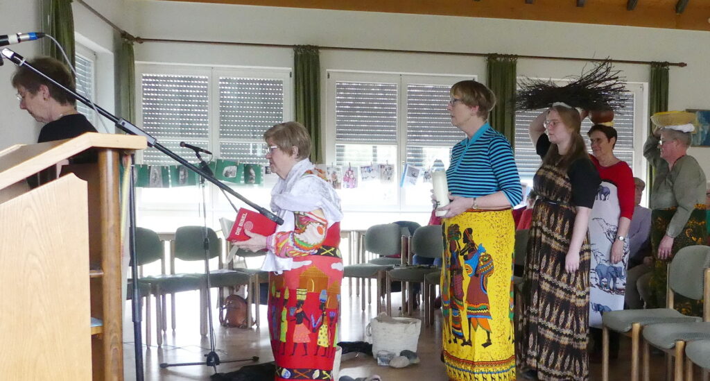 Beim Einzug trugen Frauen Wasserkanne, Früchtekorb und Reisigbündel – Gegenstände, die in Nigeria traditionell auf dem Kopf transportiert werden. Foto: Martina Ernst/pp/Agentur ProfiPress