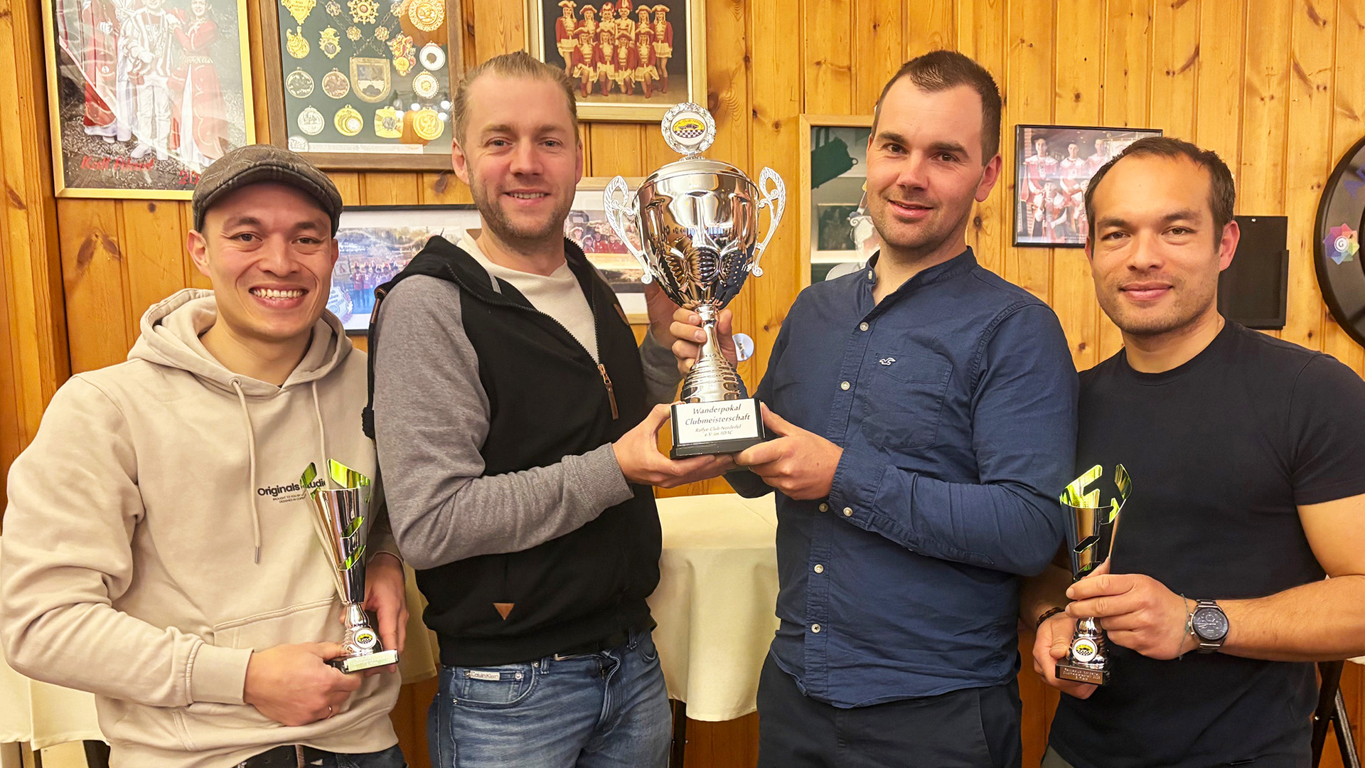 RCN-Sportleiter Hubertus Klinkhammer (2. v. r.) überreicht den Siegerpokal an Clubmeister Fabian Schumacher. Links Vize-Meister Michael Klein, rechts im Bild Vorsitzender Daniel Klein, der Platz drei belegt. Foto: Reiner Züll/pp/Agentur ProfiPress