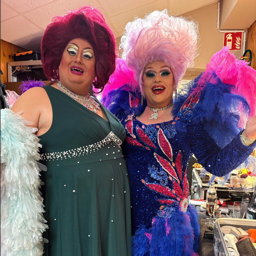 Regina Red (r.) und Adelheid von Seidennaht waren mir drei Wagenladungen an Kostümen in Kall angereist. 47-mal wechselten sie im Lauf des Abends ihr Outfit. Foto: Reiner Züll/pp/Agentur ProfiPress