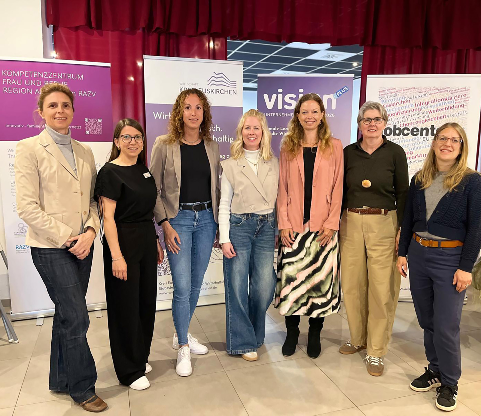 Das Orga-Team des „After-Work-Café“: (v. l.) Christine Johanny vom Jobcenter Euskirchen, Sindy Schlosser, Laura Meyer und Sarah Komp von der Wirtschaftsförderung Kreis Euskirchen, die Referentin Notarin Katharina Tschernoster, Birgit van Megeren vom Kompetenzzentrum Frau und Beruf RAZV und Aura-Shirin Riedel von der Agentur für Arbeit Brühl. Foto: Kreis Euskirchen/pp/Agentur ProfiPress