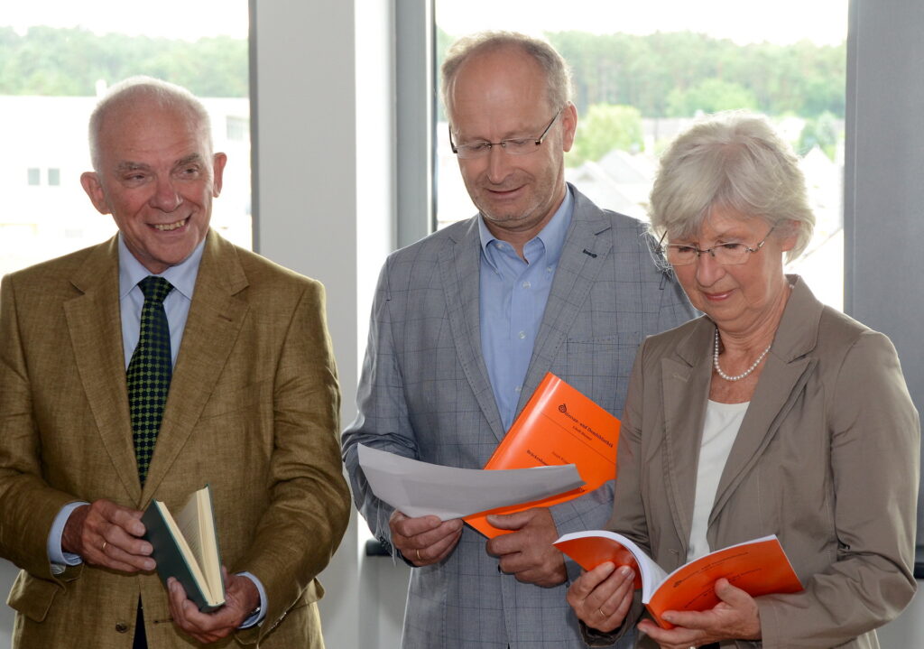 Der damalige Bürgermeister Dr. Hans-Peter Schick würdigte bei der Buchvorstellung im Rathaus nicht nur das Lebenswerk Joseph Roggendorfs und seiner Geschwister, sondern auch die Eheleute Baldus, die sich der englischsprachigen Originalmanuskripte angenommen und Roggendorfs Lebenserinnerungen dem Vergessen entrissen hätten. Ingrid Baldus ist leider inzwischen verstorben. Foto: Manfred Lang/pp/Agentur ProfiPress