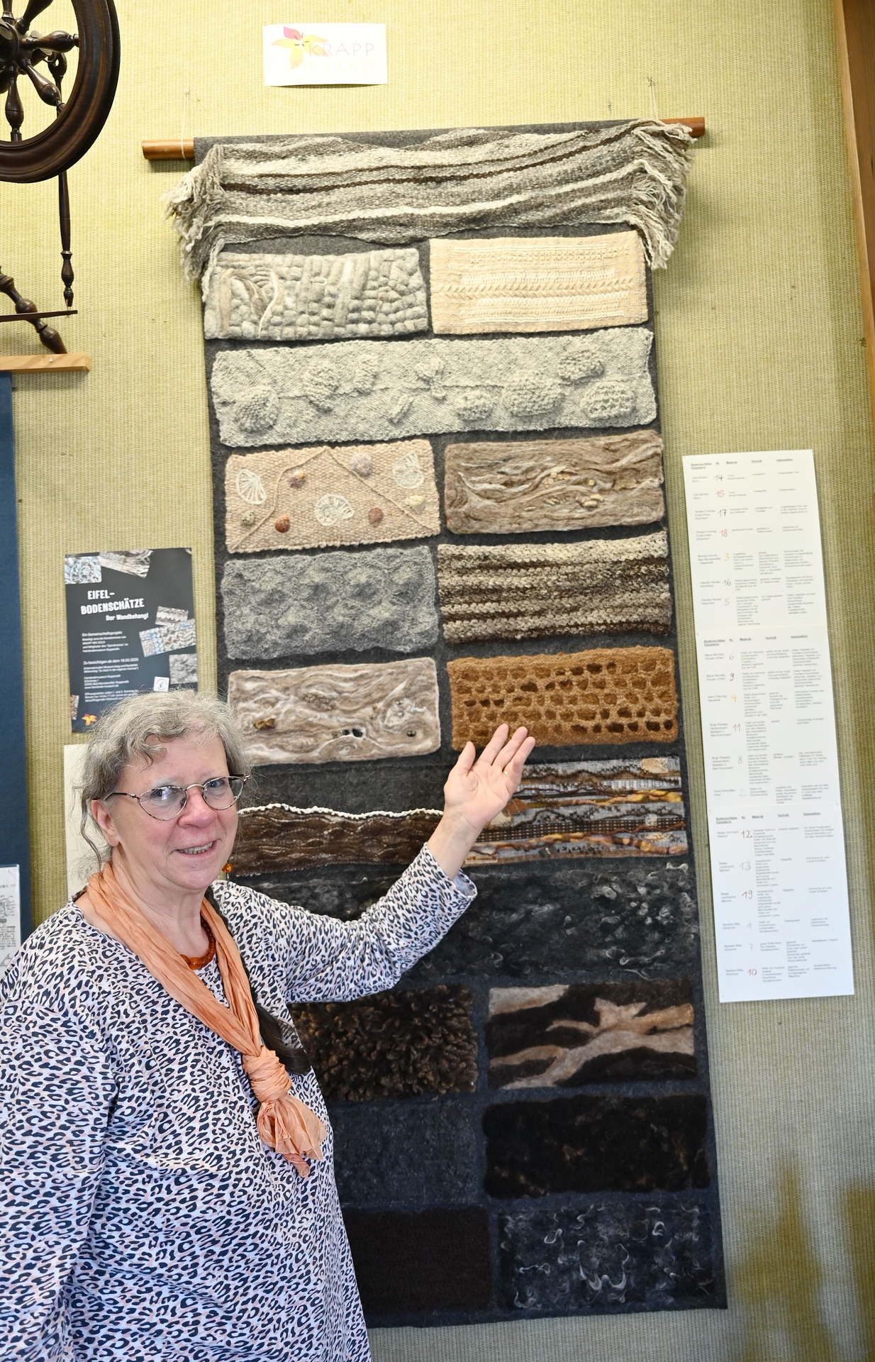 Ein kunstvoller Wandbehang mit dem Titel „Eifel-Bodenschätze“, gestaltet von der Rupperather Spinngruppe gemeinsam mit Textilkünstlerinnen der Region, kommt beim Museumsjubiläum am 17. Mai ab 14 Uhr unter den Hammer. Barbara May, die stellvertretende Museumsleiterin, ist eine der Kunstschaffenden.