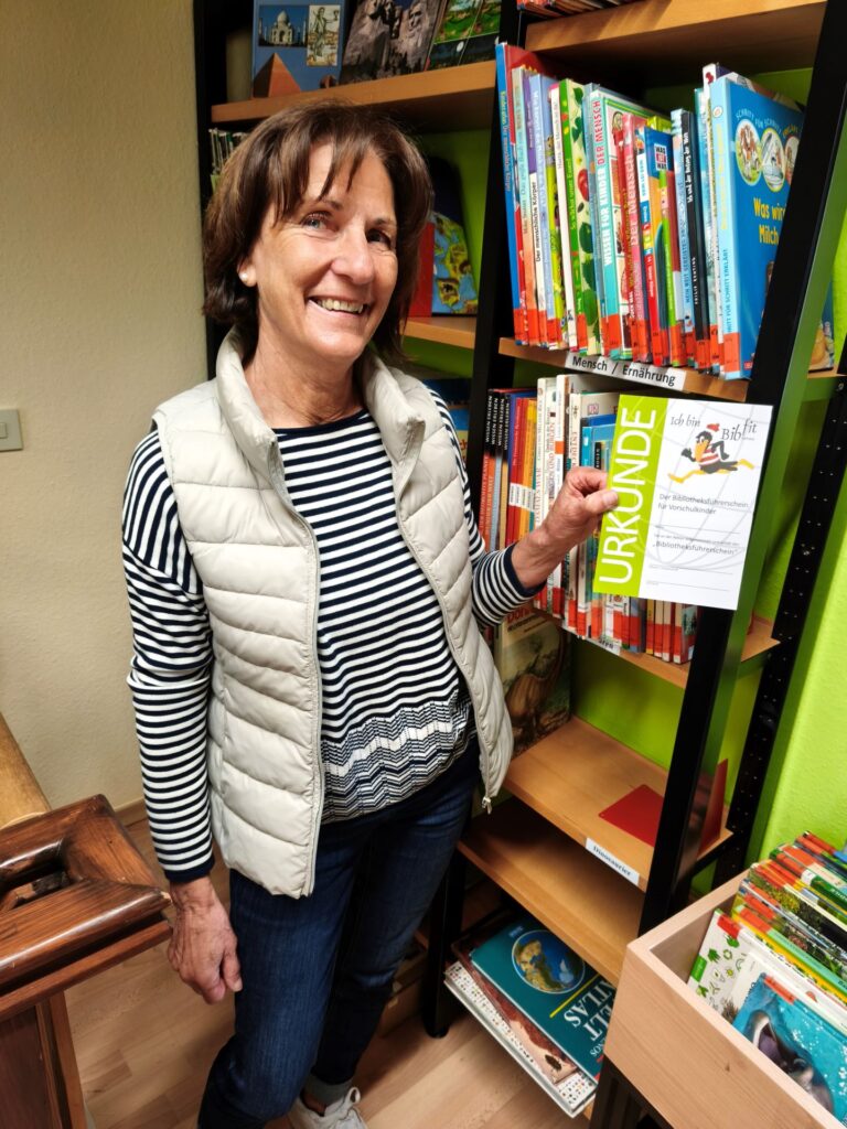 Der erste Führerschein des Lebens: Mit dieser Urkunde sind die Kinder nach dem vierten Besuch offiziell „Bibfit“. Foto: Kerstin Rottland/pp/Agentur ProfiPress