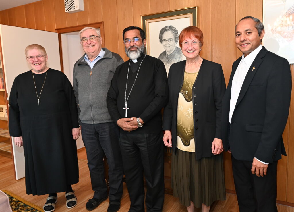 Bischof Dr. Thomas Mar Anthonios OIC (m.) mit Father Jaison Thazhathil (r.), dem Generalsuperior des Ordo Communionis in Christo mit Mutterhaus in Mechernich, und seiner Führungsmannschaft aus Schwester Lidwina (v.l.), Spiritual Pater Rudolf Ammann ISch und Marie-Thérèse Dijkstra im vergangenen Jahr, als der Oberhirte der indischen Diözese Gurgaon (Delhi) dem Wechsel Schwester Shellys nach Deutschland zustimmte. Auch der Aachener Diözesanbischof Dr. Helmut Dieser hatte den Wechsel von Sr. Shelly Ruth ins Mechernicher Mutterhaus der Communio in Christo durch ein Empfehlungsschreiben ausdrücklich begrüßt. Foto: Manfred Lang/pp/Agentur ProfiPress