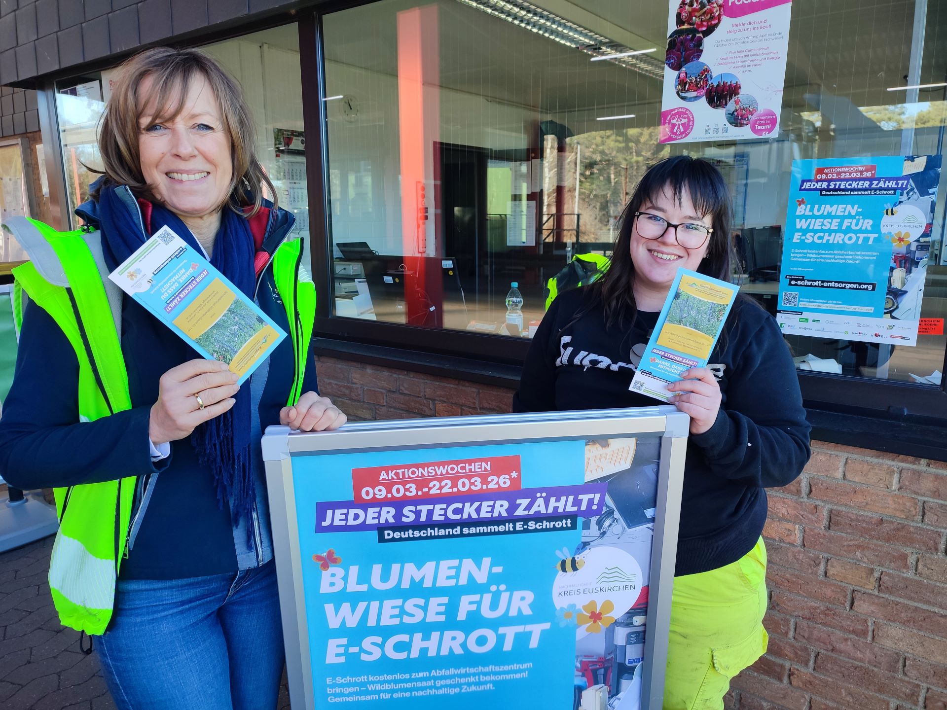 Die Aktion „Blumenwiese für E-Schrott“ des Kreises Euskirchen ermutigte Bürgerinnen und Bürger, ihren Elektroschrott richtig zu entsorgen, um die Umwelt zu entlasten. Als Belohnung gab es Saatgut, für Wildblumenwiesen. Nicole Peters (l.) und Brigitte Ohlert präsentierten die Aktion. Foto: Karen Beuke/Kreis Euskirchen/pp/Agentur ProfiPress