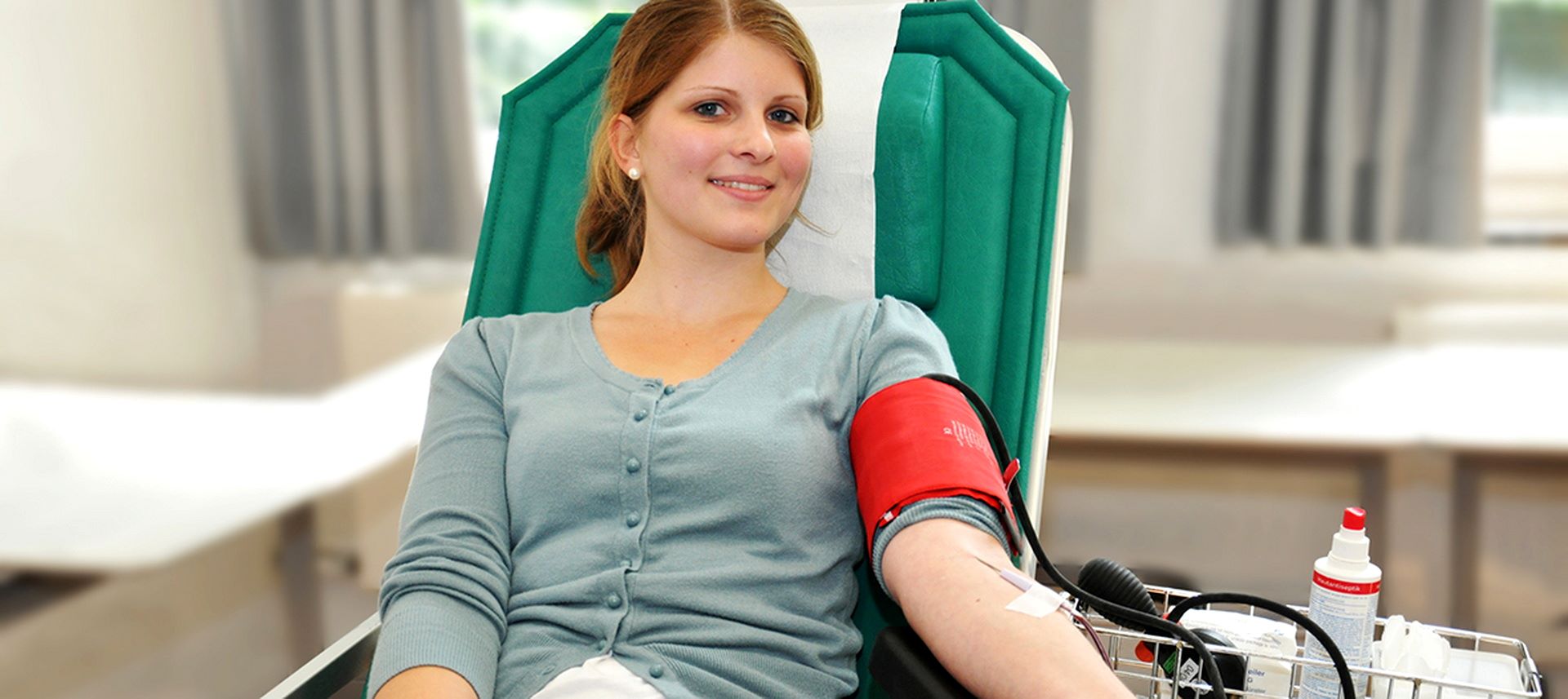 Die Blutspende selbst ist unkompliziert und dauert nur wenige Minuten. Insgesamt sollten Spenderinnen und Spender etwa eine Stunde Zeit einplanen. Foto: DRK/pp/Agentur ProfiPress