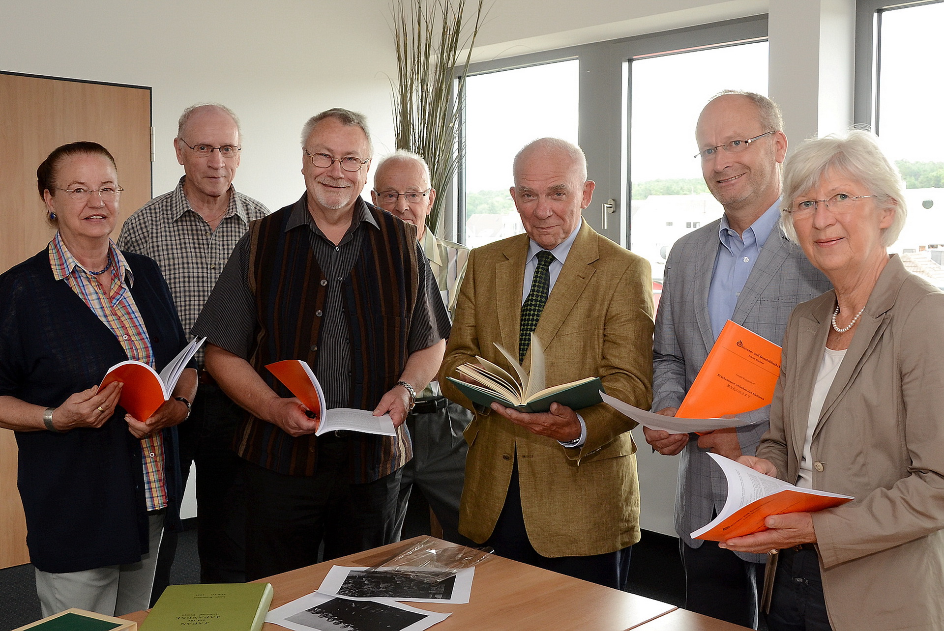 Bei der Buchvorstellung seinerzeit im Mechernicher Ratssaal (v.l.) Zeitzeugen Christel Stoffels, Alfred Schink, Richard Orth, Georg Simons, Autor Professor Dr. Manfred Baldus, Bürgermeister Dr. Hans-Peter Schick und seine inzwischen leider verstorbene Ehefrau und Mitautorin Ingrid Baldus. Foto: Manfred Lang/pp/Agentur ProfiPress
