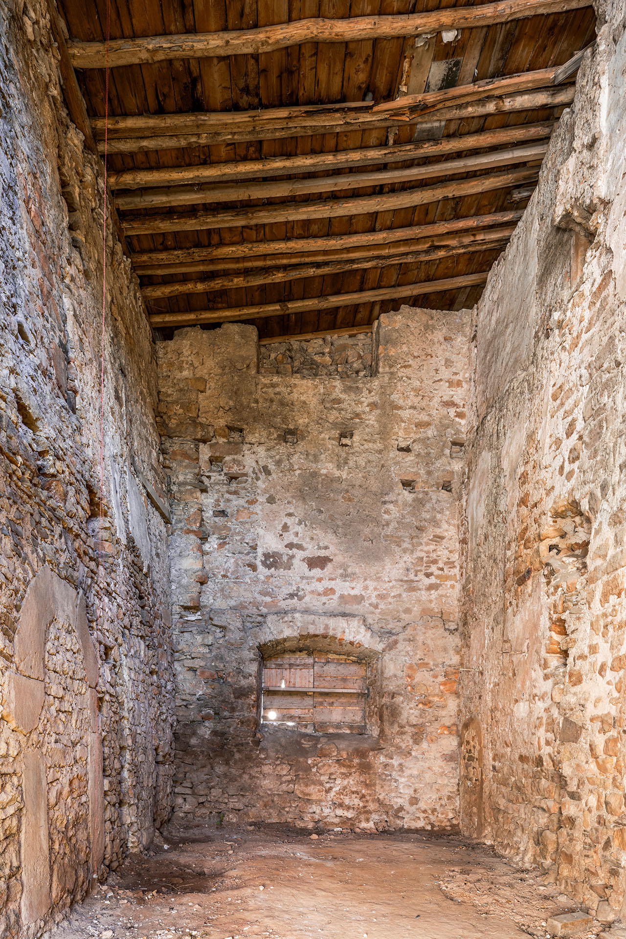 Der Hallencharakter lässt sich hier erahnen. Links oben ist zu sehen, wie sich die „Knäckebrotwand“ ordentlich zur Seite neigt. Foto: Team Bauforschung, LVR-Amt für Denkmalpflege im Rheinland/pp/Agentur ProfiPress