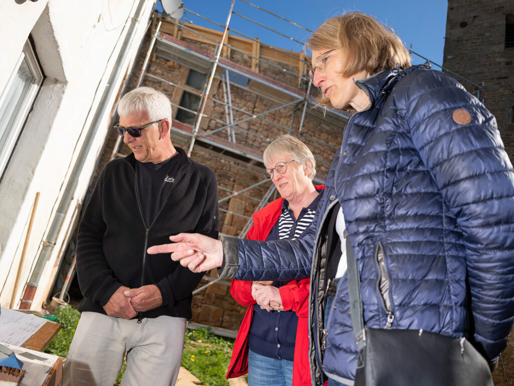 Bauherr Peter Ratz (v.l.) im Gespräch mit Architektin Margret Riggert und Landeskonservatorin Dr. Andrea Pufke über die Pläne für das alte Gemäuer. Foto: Ronald Larmann/pp/Agentur ProfiPress