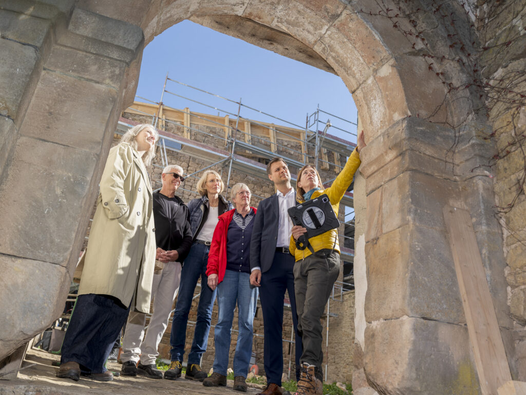 Beim Ortstermin in historischen Gemäuern waren dabei: Denkmalschützerin Janine Deinzer (v.l.), Bauherr Peter Ratz (v.l.), Landeskonservatorin Dr. Andrea Pufke, Architektin Margret Riggert, Bürgermeister Michael Fingel und Dr. Kristin Dohmen. Foto: Ronald Larmann/pp/Agentur ProfiPress