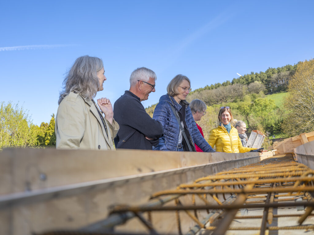Gute Laune auf dem Gerüst: Denkmalschützerin Janine Deinzer (v.l.), Bauherr Peter Ratz und Landeskonservatorin Dr. Andrea Pufke begutachten den Ringanker, der für den Ausbau des Turms benötigt wird. Foto: Ronald Larmann/pp/Agentur ProfiPress
