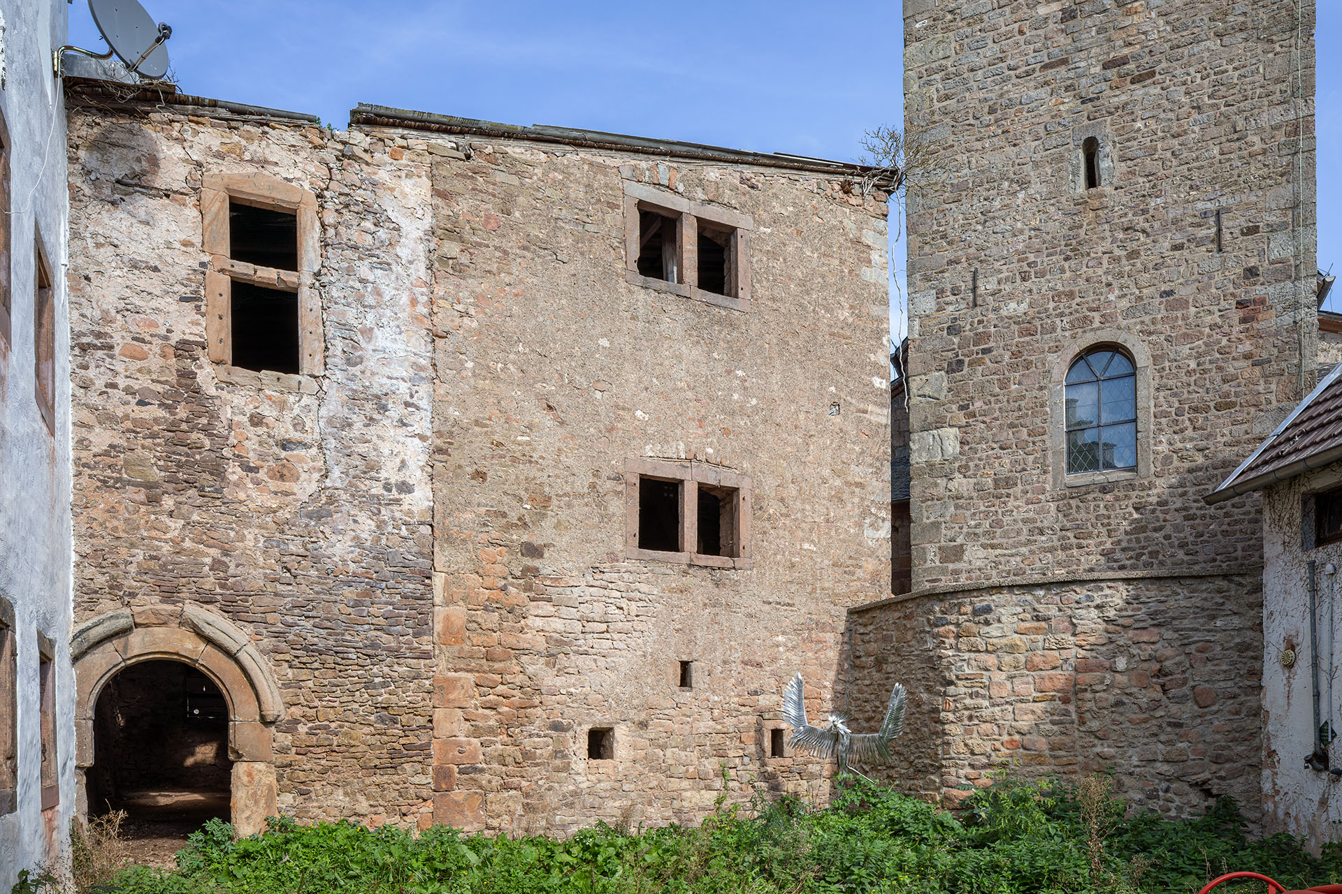 Das war der Zustand vor der Sanierung: Das Gebäude der Burg Kallmuth grenzt direkt an die Kirche an und wird aktuell aus dem Dornröschenschlaf geweckt. Foto: Team Bauforschung, LVR-Amt für Denkmalpflege im Rheinland/pp/Agentur ProfiPress