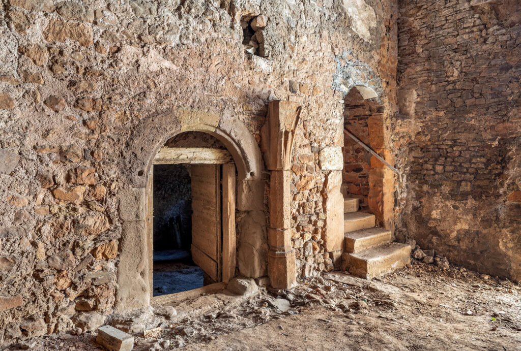 Steinerne Zeitzeugen: Zwischen den beiden Türöffnungen ist eine Säule zu sehen, die mit weiteren dieser Säulen einst eine Deckenkonstruktion getragen hat. Foto: Team Bauforschung, LVR-Amt für Denkmalpflege im Rheinland/pp/Agentur ProfiPress