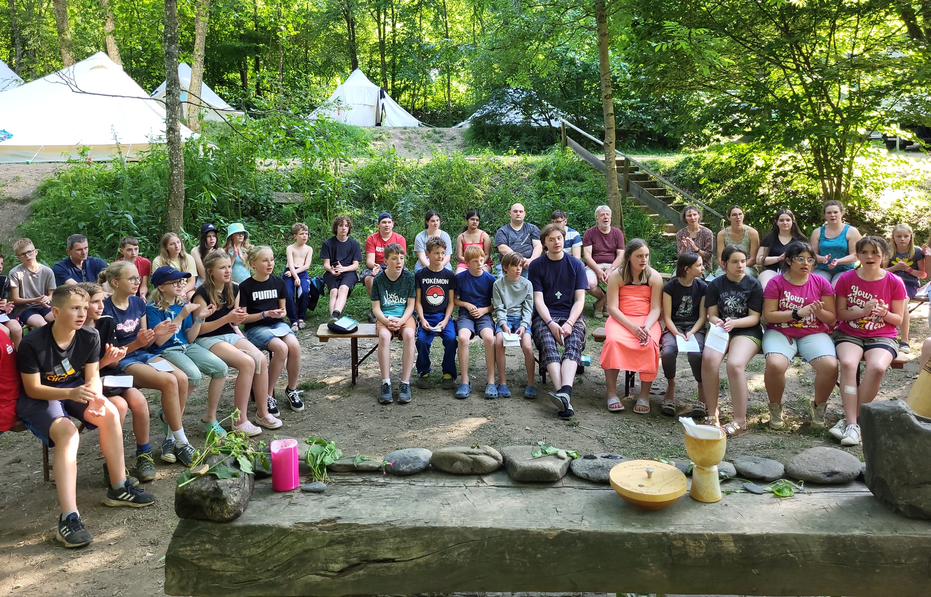 Gemeinschaft, Abenteuer und Lagerfeuerromantik: Das „Camp St. Agnes“ führt Kinder und Jugendliche auch 2026 wieder auf den Zeltplatz Schlossthal bei Dollendorf. Foto: Veranstalter/pp/Agentur ProfiPress