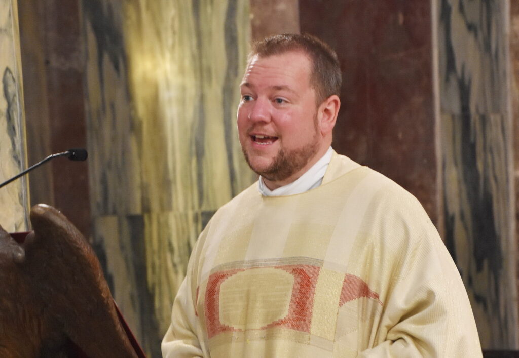 Hauptzelebrant und Prediger ist in diesem Jahr Pfarrer Dr. Thomas Schlütter aus Schleiden, hier bei der Festmesse „50 Jahre Ständiger Diakonat“ im Hohen Dom zu Aachen. Der Domvikar war der Bischöfliche Beauftrage für den Ständigen Diakonat und Herausgeber des Jubiläums-Magazins „DIApositiv“, das von der Mechernicher Agentur ProfiPress unter Federführung der Redakteurin Steffi Tucholke hergestellt wurde. Foto: Manfred Lang/pp/Agentur ProfiPress
