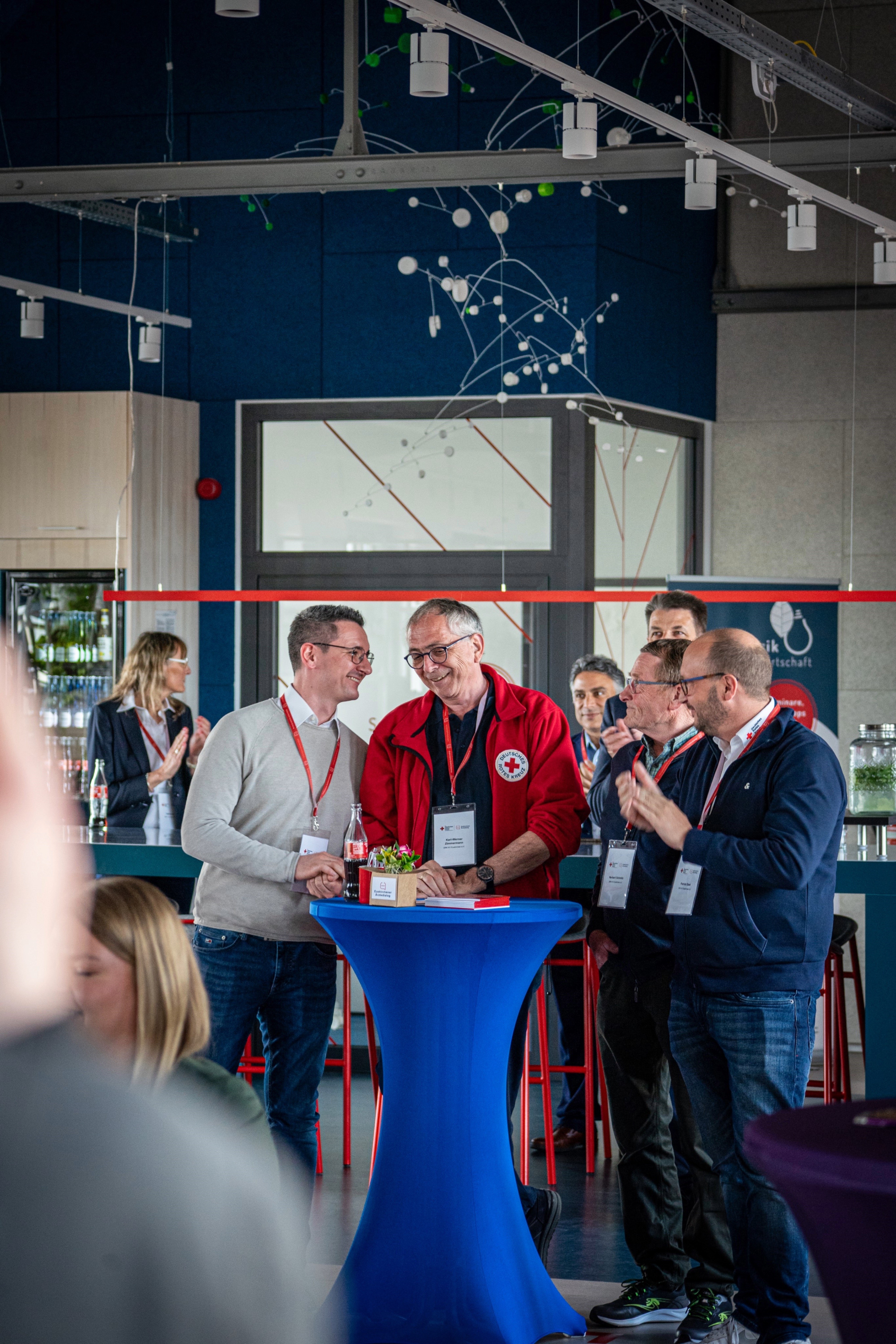 Auch die Rotkreuzler um den DRK-Kreisverbandsvorsitzenden Karl Werner Zimmermann (2.v.l.) waren angetan vom erfrischenden Konzept der Veranstaltung.  Getragen vom DRK-Kreisverband Euskirchen und unterstützt von regionalen Partnern sowie unter der Schirmherrschaft der KVNO, versteht sich der Ärztedialog als langfristige Plattform für bessere Zusammenarbeit im Gesundheitswesen. oto: Niklas Rose/DRK/pp/Agentur ProfiPress