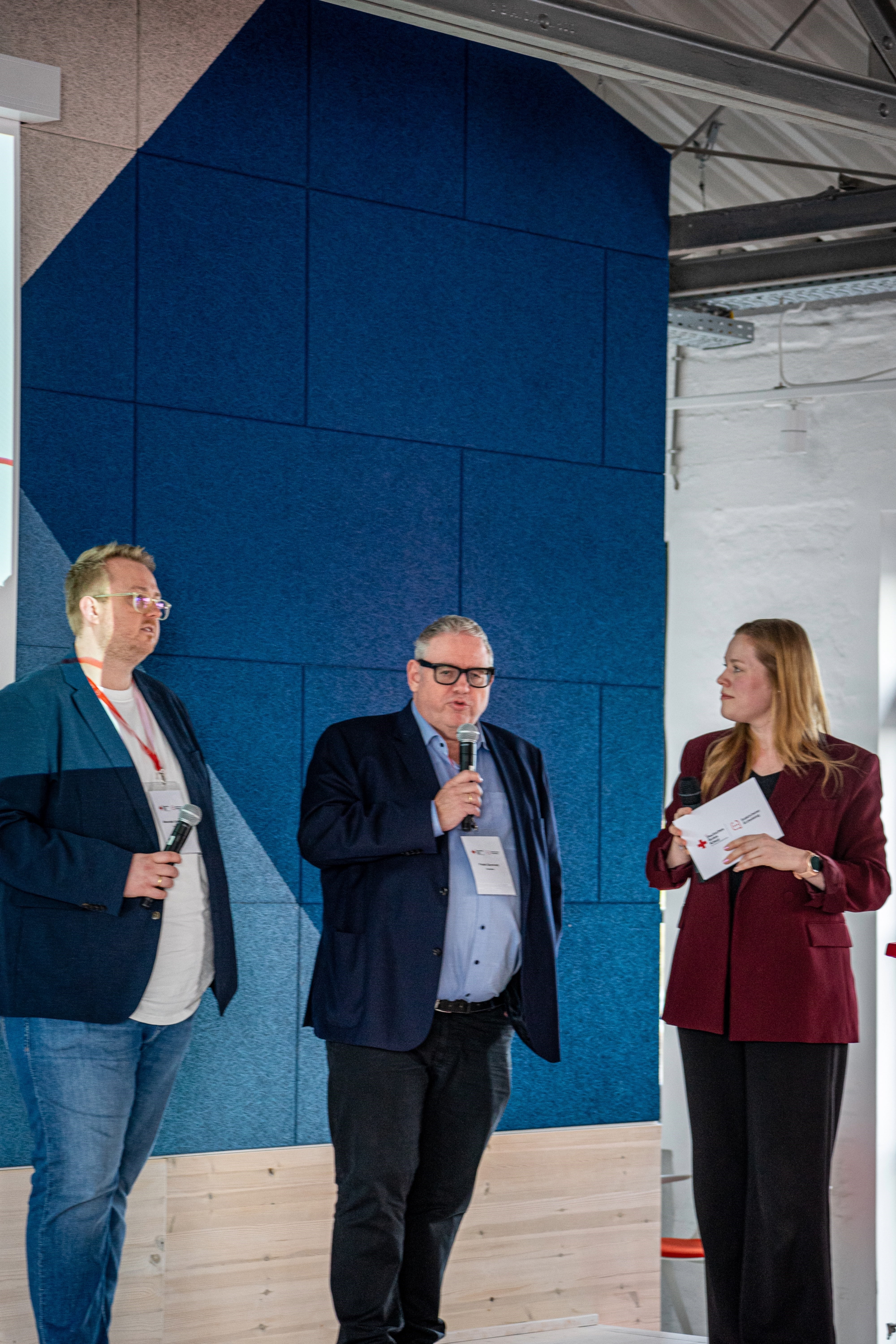 Frank Gummelt, Kreisverbandsarzt des DRK Euskirchen sowie Vorsitzender der Kassenärztlichen Vereinigung Nordrhein (KVNO)  Kreisstelle Euskirchen machte gleich zu Anfang deutlich: „Es fehlen Ärzte, auch hier bei uns.“ Durch den Abend führte die WDR-Moderatorin Magdalena Gorecki. Foto: Niklas Rose/DRK/pp/Agentur ProfiPress