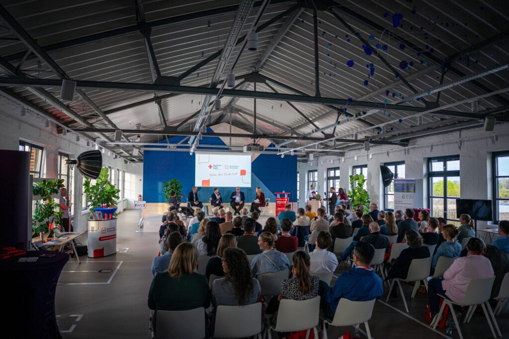 Das Event punktete mit einer Lockerheit, die Mediziner von Fortbildungsveranstaltungen nicht unbedingt gewohnt sind: Statt reiner Frontalvorträge stand ein lebendiger Mix aus Fachinput, Diskussion und persönlichem Austausch im Mittelpunkt. Foto: Niklas Rose/DRK/pp/Agentur ProfiPress