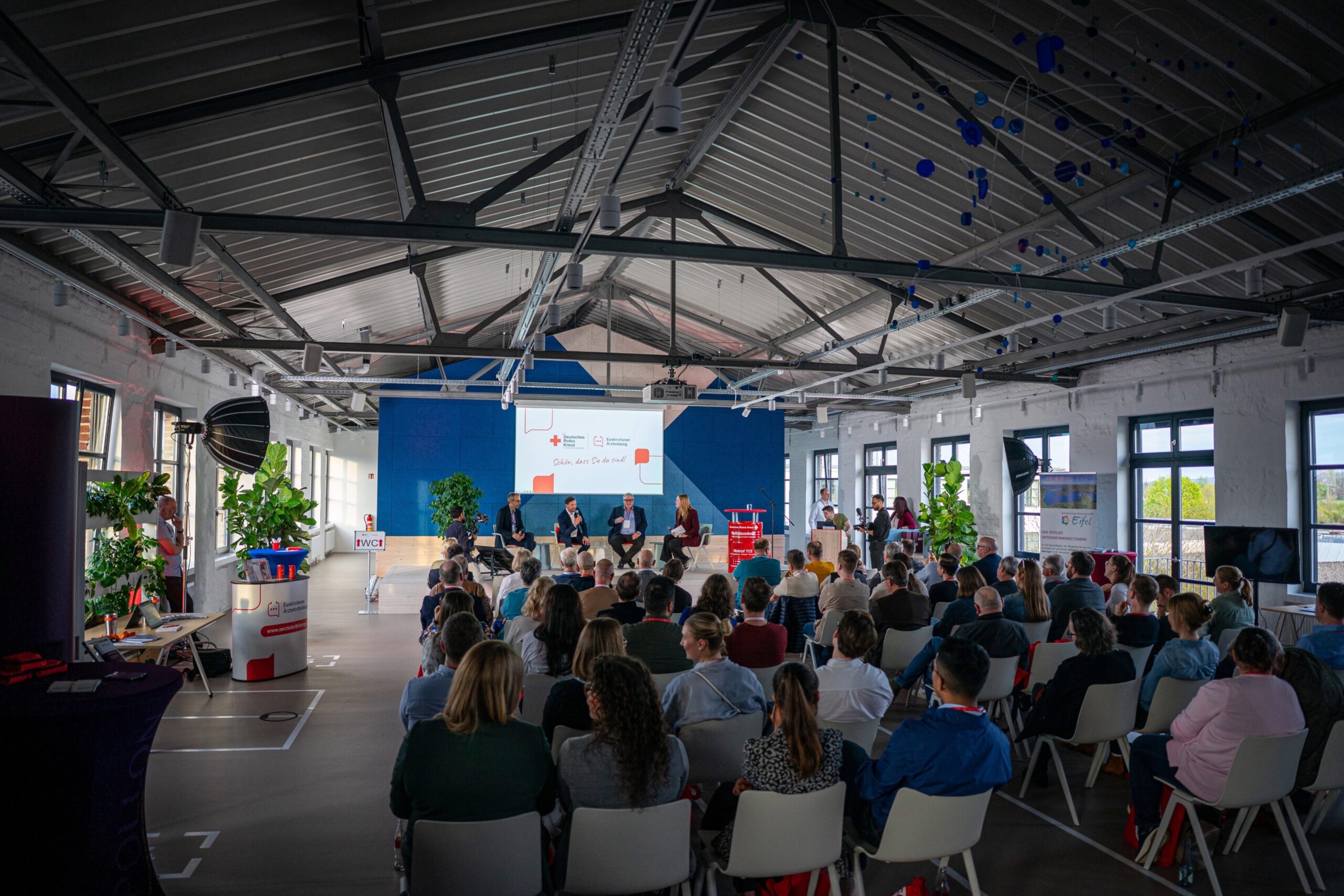 Das Event punktete mit einer Lockerheit, die Mediziner von Fortbildungsveranstaltungen nicht unbedingt gewohnt sind: Statt reiner Frontalvorträge stand ein lebendiger Mix aus Fachinput, Diskussion und persönlichem Austausch im Mittelpunkt. Foto: Niklas Rose/DRK/pp/Agentur ProfiPress