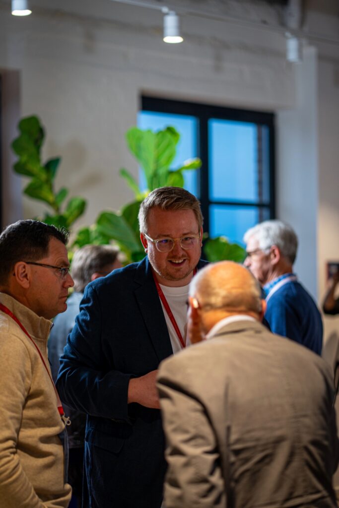 „Gute Versorgung entsteht nicht isoliert“, betonte Alexander Schiffmann zur Begrüßung, und traf damit den Kern des Abends. Foto: Niklas Rose/DRK/pp/Agentur ProfiPress