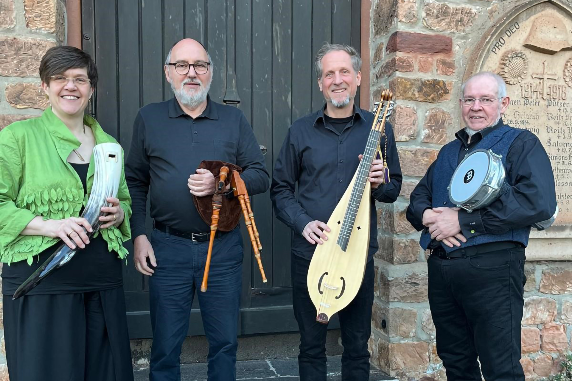 Lassen historische Klangwelten lebendig werden: Das Ensemble Fidula mit Stephanie Baues (v.l.), Johannes Ahlbach, Herbert Müller-Hartmann und Bert Hausmann lädt am 18. April zum Konzert in Kalenberg ein. Foto: privat/pp/Agentur ProfiPress