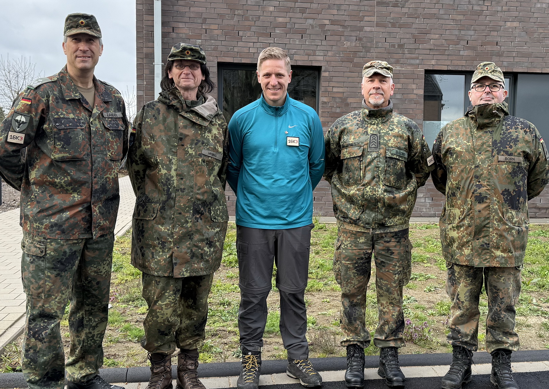 Landrat Markus Ramers (m.) mit Vertretern der Reservistenkameradschaften im Kreis Euskirchen, von links Oberstleutnant René Zander, der Landesvorsitzende NRW der Reservisten, und Dr. Ralf Heming, der Vorsitzende der Reservistenkameradschaft Mechernich/Bad Münstereifel. Organisiert wurde die Veranstaltung von der Reservistenkameradschaft Euskirchen unter der Leitung von Sascha Born (v.r.), die Durchführung lag in den Händen von Frank Dudzinski. Foto: Veranstalter/pp/Agentur ProfiPress