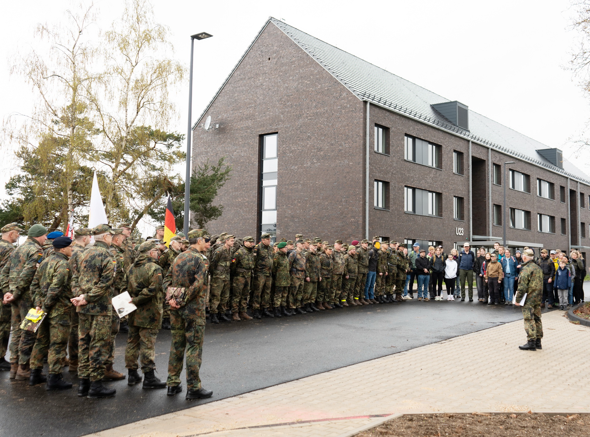 Antreten der rund hundert Marschteilnehmer in der Generalmajor-Freiherr-von-Gersdorff-Kaserne in Euskirchen, die sich Ostersamstag an das Karfreitagsgefecht der Bundeswehr 2010 in Afghanistan erinnerten und aller umgekommenen und verwundeten Soldaten gedachten. Foto: Veranstalter/pp/Agentur ProfiPress