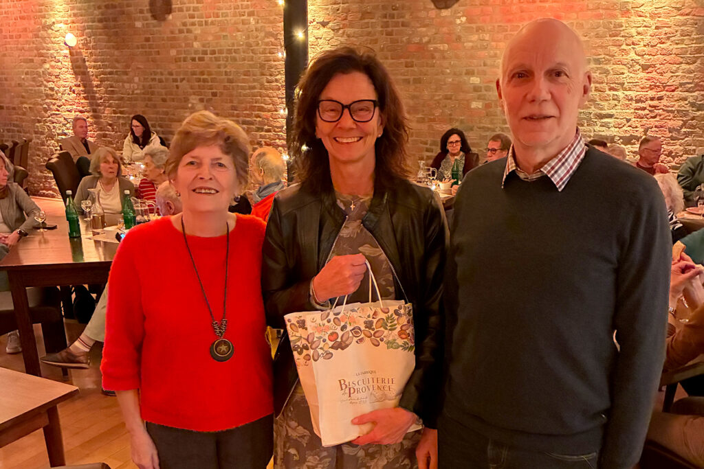Danke an Sandra Kratz: Die Schatzmeisterin Angelika Rhein (l.) und der Vorsitzende Wilfried Hamacher (r.) überreichten ihr ein Präsent für ihr Engagement im Vorstand. Foto: Klaus Tiemann/pp/Agentur ProfiPress