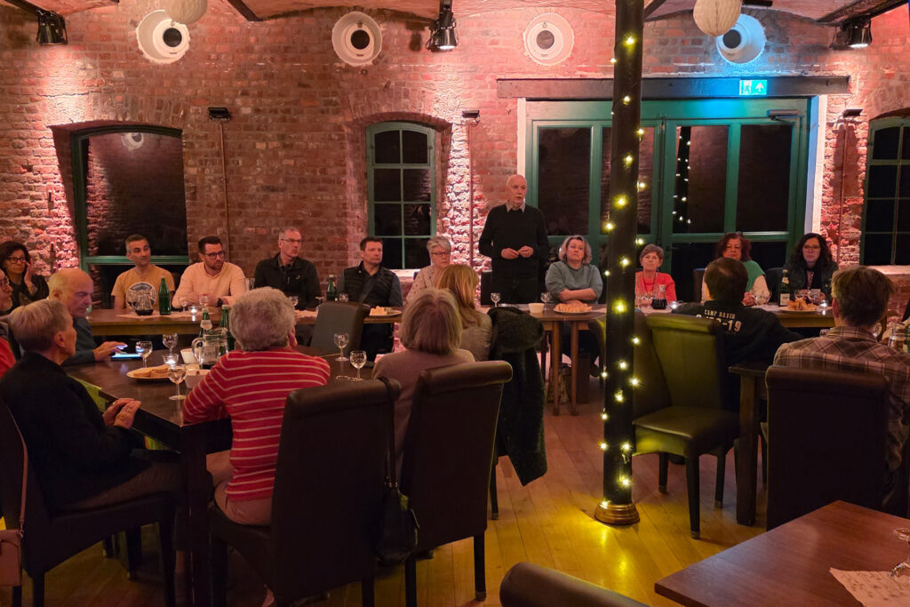 In guter Atmosphäre bei Brot und Wein besprachen sich rund 50 Mitglieder des Vereins im Hof Weidenfeld. Der Vorsitzende Wilfried Hamacher führte durch die Versammlung. Foto: Klaus Tiemann/pp/Agentur ProfiPress