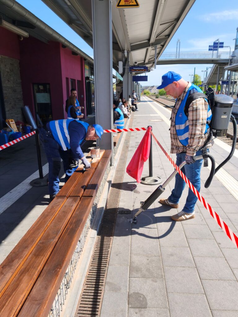 Achtung, frisch gestrichen! Diese Bänke hatten es bitter nötig, wie die DB-Mitarbeiter bestätigten. Die Pflastersteine auch. Foto: Kerstin Rottland/pp/Agentur ProfiPress
