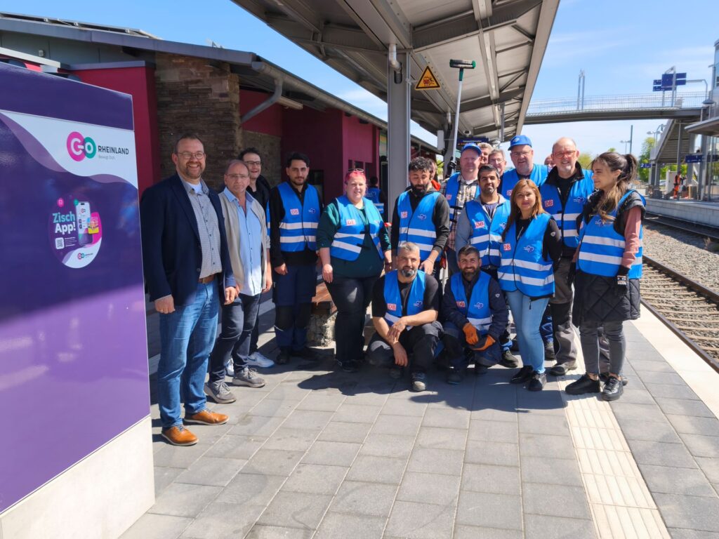 Gemeinsam Druck gemacht: Die Mitarbeiter der DB (in blauen Westen) um Kai Rossmann (2. v. r.) und die des städtischen Bauhofs, allen voran dessen Leiter Reiner Metternich (2. v. l.), sowie der erste Beigeordnete der Stadt, Thomas Hambach (l.). Foto: Kerstin Rottland/pp/Agentur Profipress
