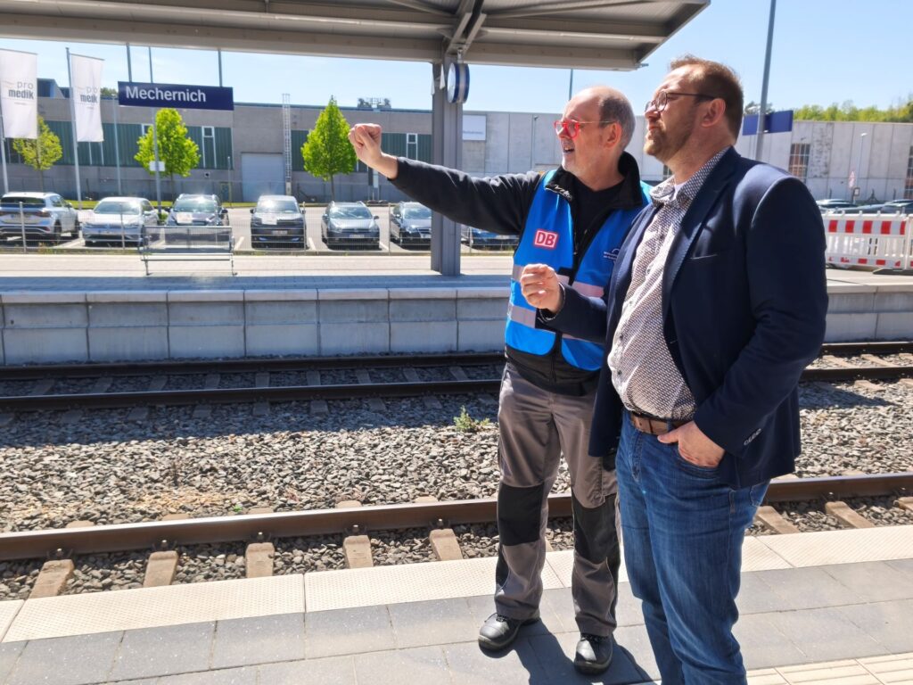 DB-Bahnhofsvorsteher Kai Rossmann und der Erste Beigeordnete der Stadt, Thomas Hambach, nutzen die Gelegenheit, sich über anstehende Projekte im Personennahverkehr auszutauschen. Foto: Kerstin Rottland/pp/Agentur ProfiPress