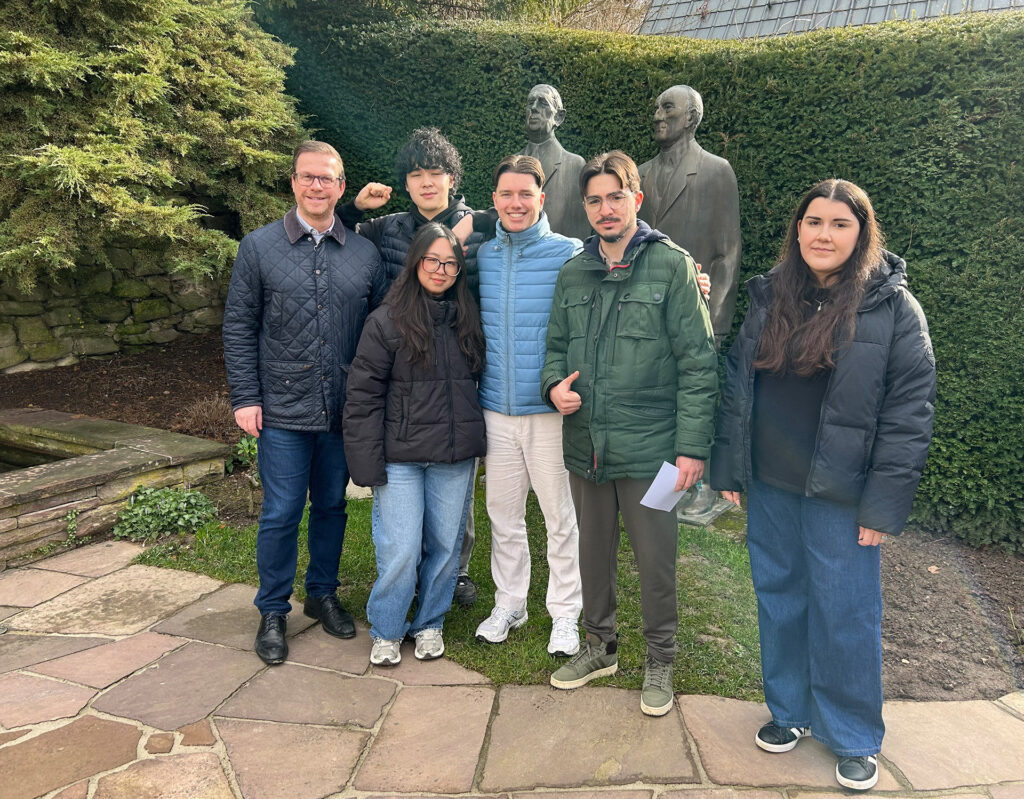 Schülerinnen und Schüler der Q2 des GAT Mechernicher besuchten kürzlich Rhöndorf und Bonn mit Schulleiter Micha Kreitz (l.). Hier beim „Adenauerhaus“ vor Skulpturen des ehemaligen Bundeskanzlers Konrad Adenauer und des ehemaligen französischen Präsidenten Charles de Gaulle. Foto: GAT/pp/Agentur ProfiPress