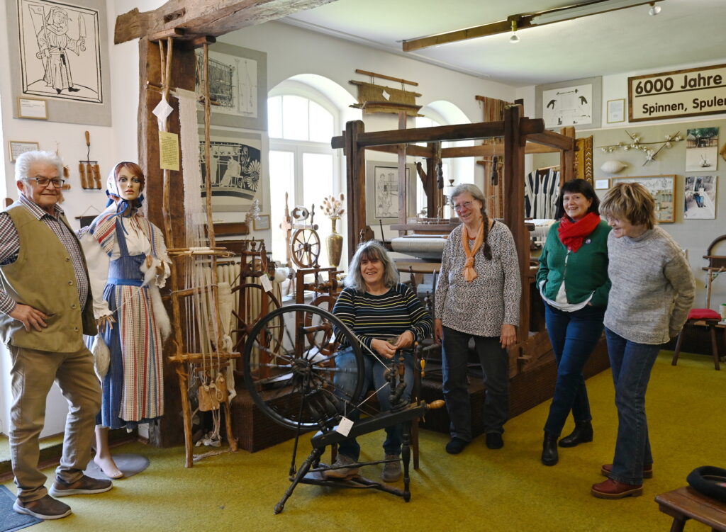 Der alte Meister Oskar Ferber (v.l.) und ein Teil des Teams der Museumsführerinnen mit Teresa Fuinhas, Barbara May, Eva Dederichs und Svenja Bach. Fotos: Manfred Lang/pp/Agentur ProfiPress
