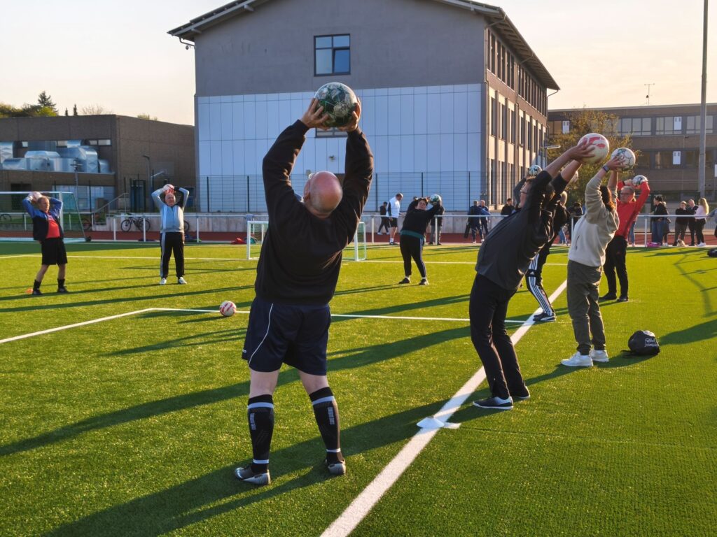 Was gut für die Muskeln ist, ist auch gut fürs Gehirn – gerade im Alter ein wichtiger Faktor. Aufgewärmt wird daher immer auch der Kopf. Foto: Kerstin Rottland/pp/Agentur ProfiPress