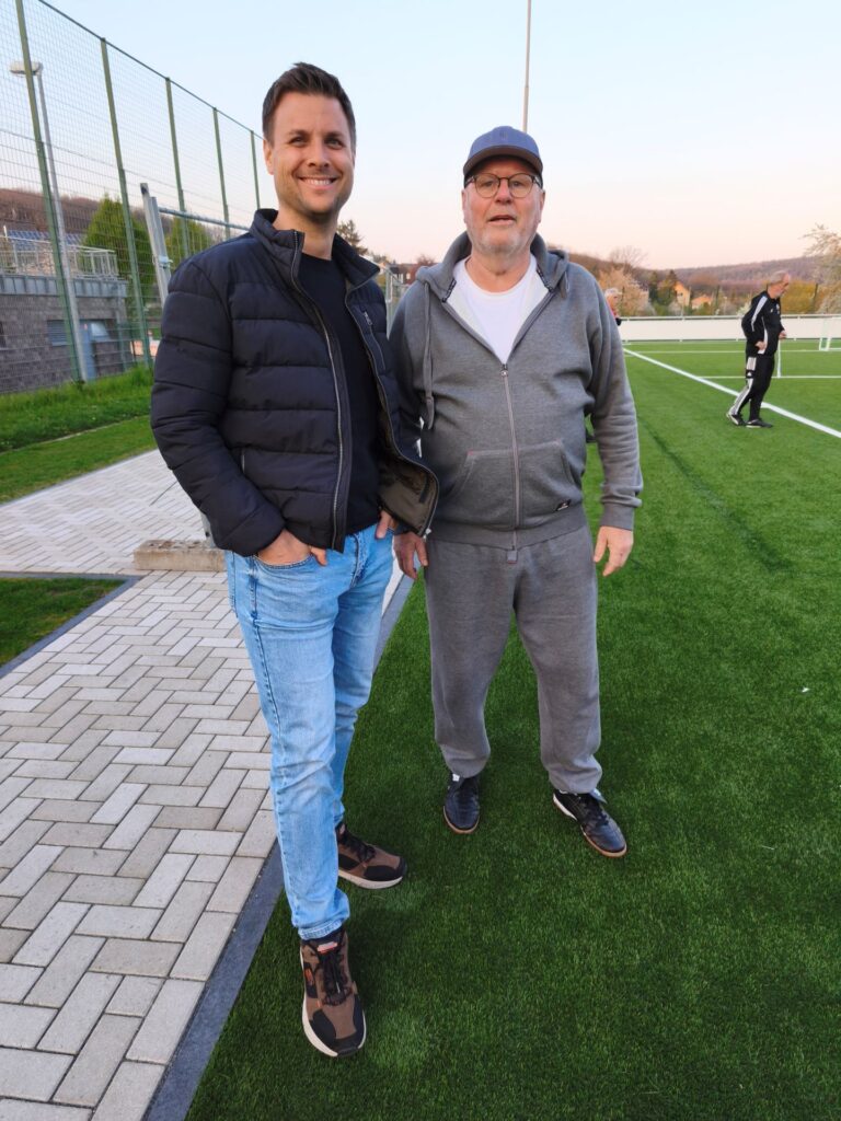 „Wäre doch klasse, wenn hier bei uns demnächst auch Gehfußball-Turniere stattfänden“, findet Bürgermeister Michael Fingel. Foto: Kerstin Rottland/pp/Agentur ProfiPress