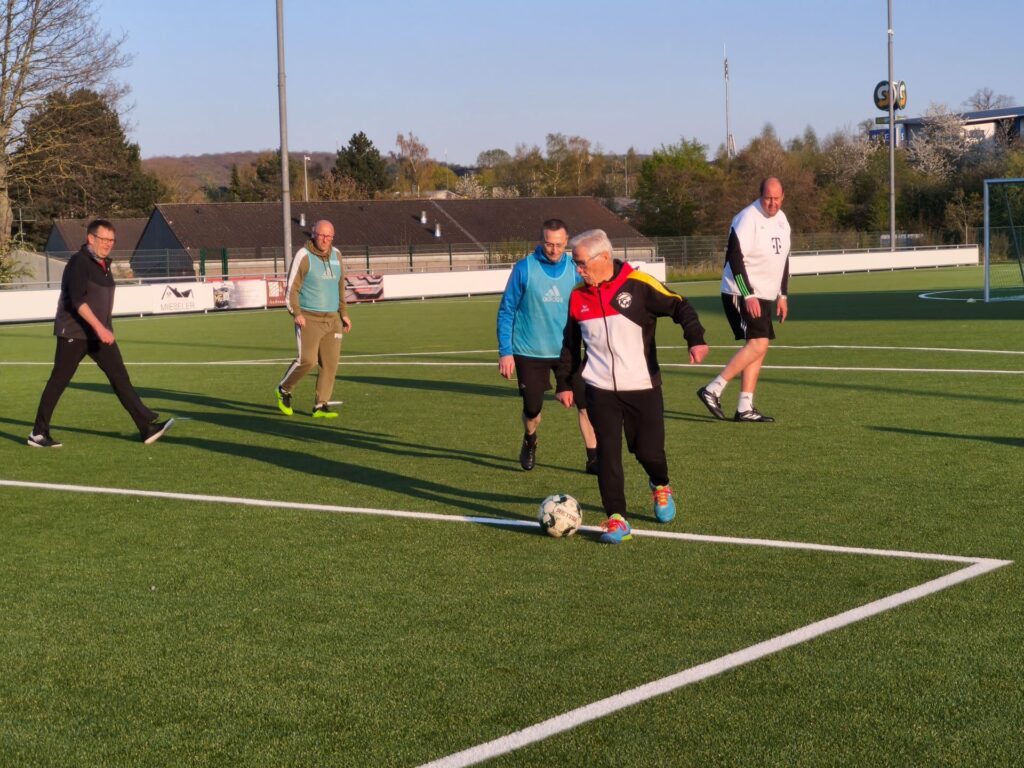 Die oberste Regel einzuhalten fällt nicht allen leicht. Erfahrungsgemäß tun sich ehemalige Kicker besonders schwer damit, nicht automatisch loszulaufen. Foto: Kerstin Rottland/pp/Agentur ProfiPress