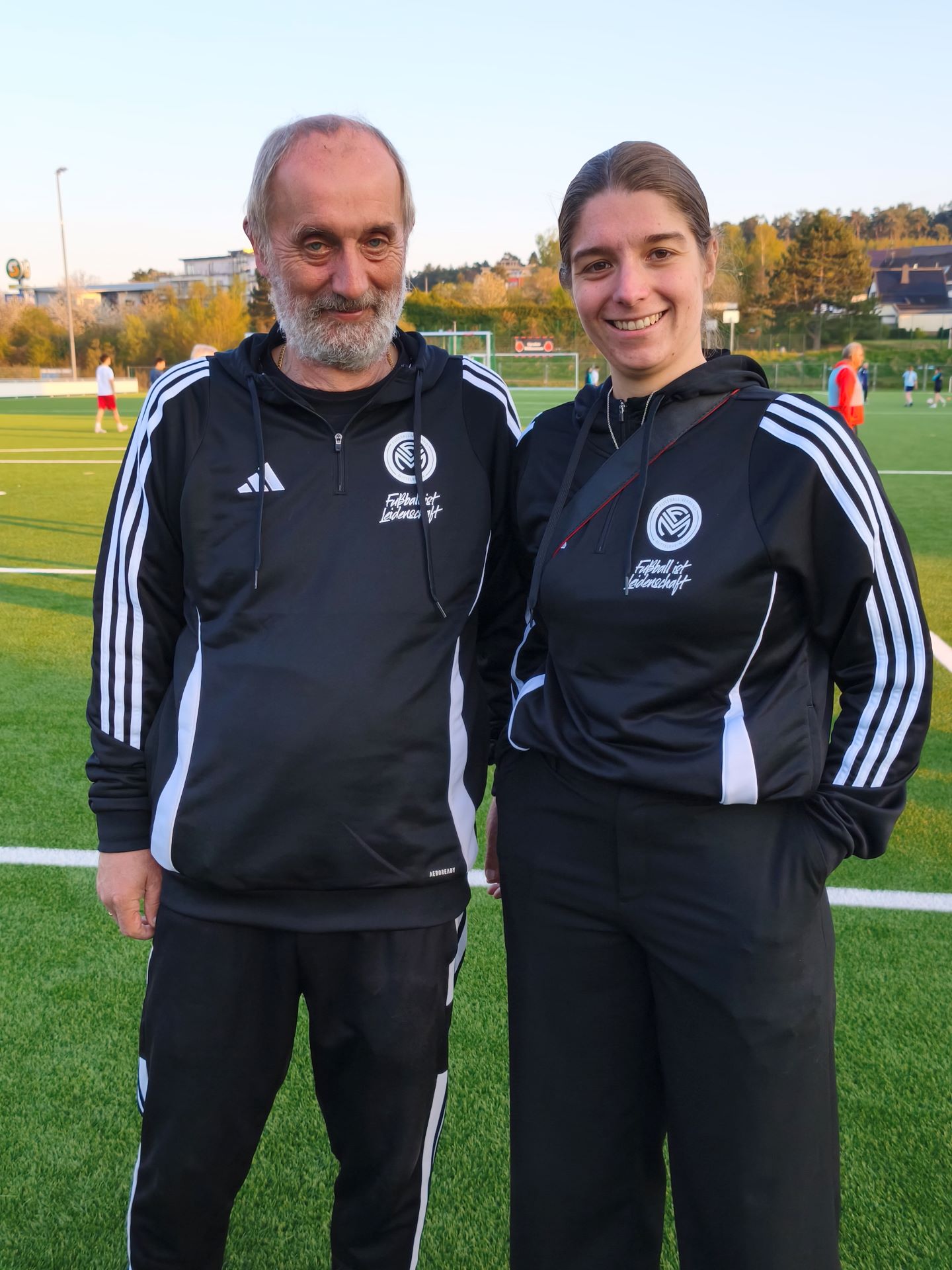 Constanze Ruppert und Hartwig Schumacher vom Fußballverband Mittelrhein absolvierten die Demo-Trainingseinheit auf dem Kunstrasen. Foto: Kerstin Rottland/pp/Agentur ProfiPress