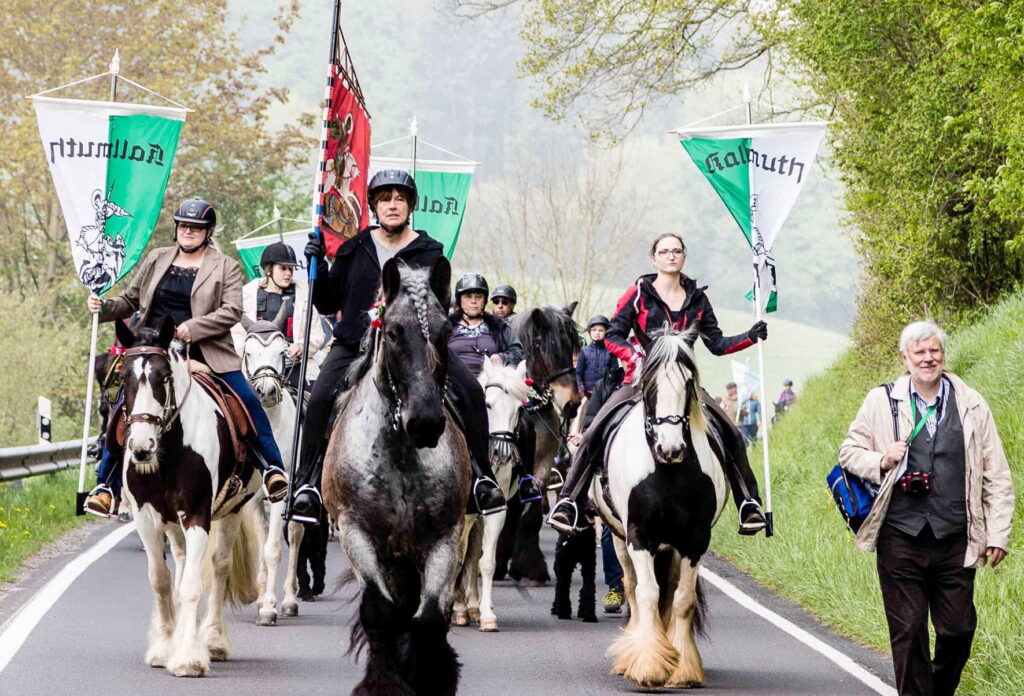 Die Reiterprozession 2026 in Kallmuth am 1. Mai startet um 11.15 Uhr an der Burg und zieht zunächst zur heiligen Messe am Georgspütz, später zur Festwiese Richtung Scheven. Foto: pp/Agentur ProfiPress