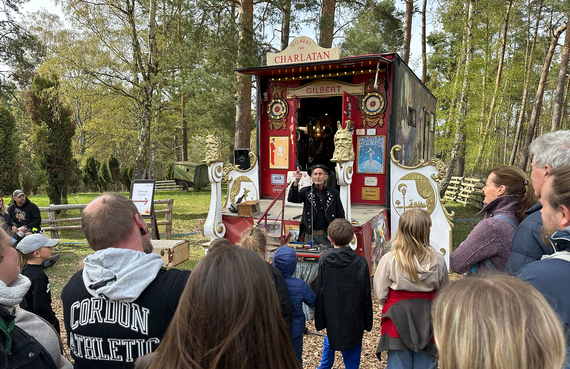 Wenn Gaukler âGilbert the Charlatanâ seine so legendĂ€re wie humorvolle Show im LVR-Freilichtmuseum Kommern auffĂŒhrt, ist wieder âJahrmarkt Anno Dazumalâ. Foto: Henri GrĂŒger/pp/Agentur ProfiPress