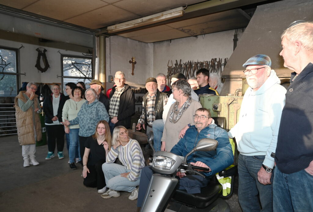 Noch am Abend der Gewerbeabmeldung versammelte der wie ein bunter Hund in der Eifel bekannte Schmiede- und Schlossermeister eine ganze Menge Familienangehörige, Freunde und Kollegen in der Sistiger Schmiede zum Feiern. Foto: Sabine Roggendorf/pp/Agentur ProfiPress
